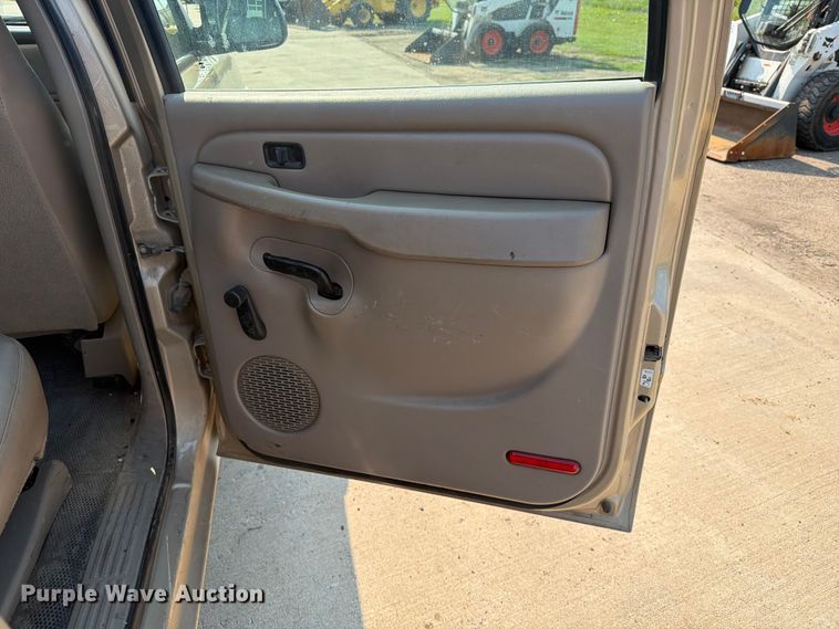 image for item ER1790 2005 Chevrolet Silverado 2500HD Crew Cab utility bed pickup truck