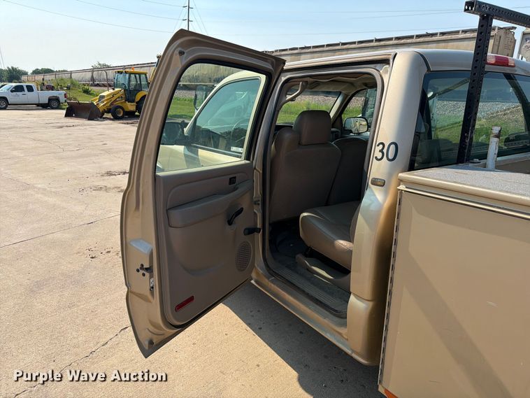 image for item ER1790 2005 Chevrolet Silverado 2500HD Crew Cab utility bed pickup truck