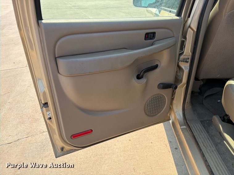 image for item ER1790 2005 Chevrolet Silverado 2500HD Crew Cab utility bed pickup truck