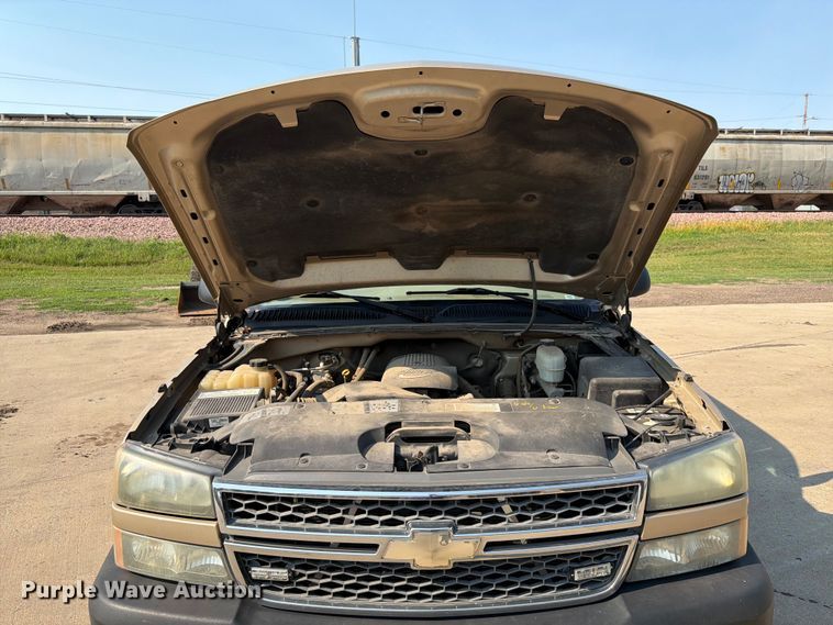 image for item ER1790 2005 Chevrolet Silverado 2500HD Crew Cab utility bed pickup truck