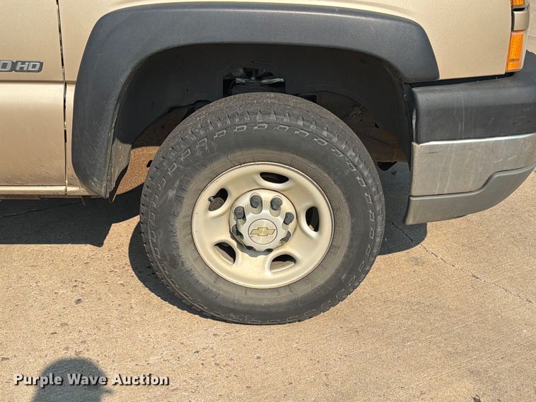 image for item ER1790 2005 Chevrolet Silverado 2500HD Crew Cab utility bed pickup truck