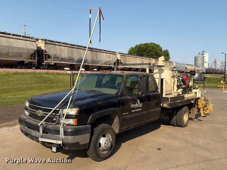 image for item ER1803 2006 Chevrolet Silverado 3500 flatbed pickup truck