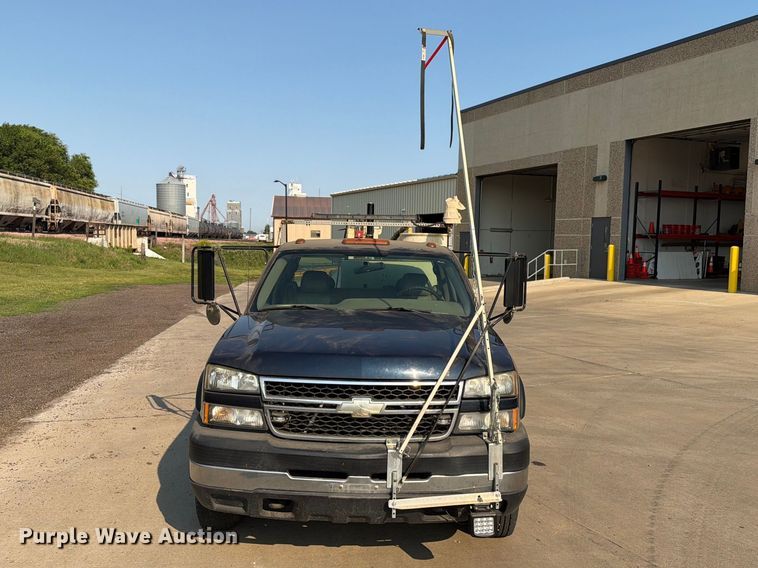 image for item ER1803 2006 Chevrolet Silverado 3500 flatbed pickup truck