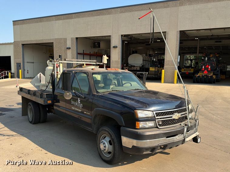 image for item ER1803 2006 Chevrolet Silverado 3500 flatbed pickup truck