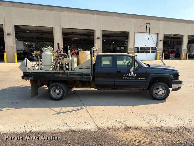 image for item ER1803 2006 Chevrolet Silverado 3500 flatbed pickup truck