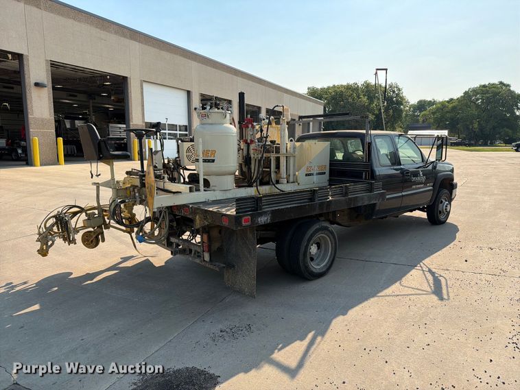 image for item ER1803 2006 Chevrolet Silverado 3500 flatbed pickup truck