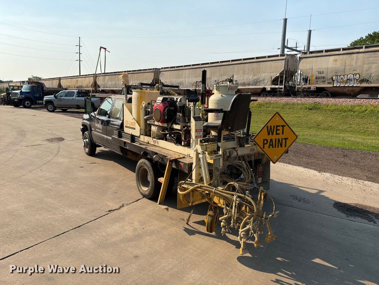 image for item ER1803 2006 Chevrolet Silverado 3500 flatbed pickup truck