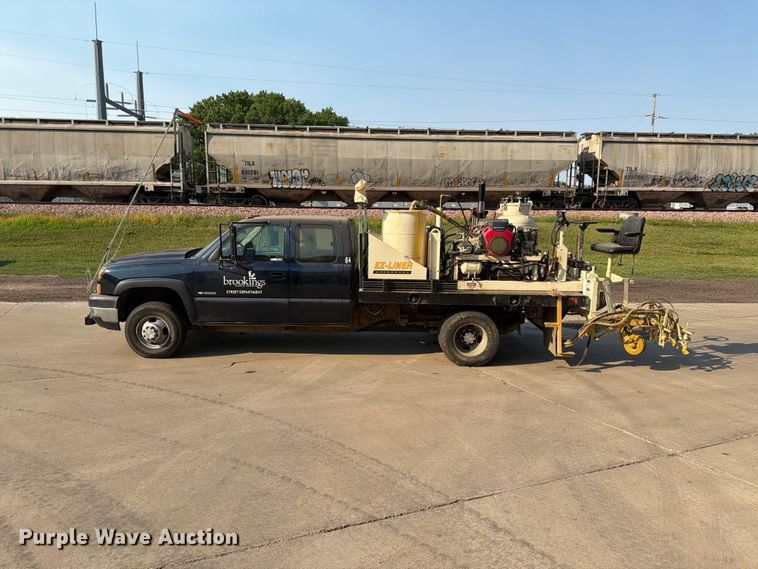image for item ER1803 2006 Chevrolet Silverado 3500 flatbed pickup truck