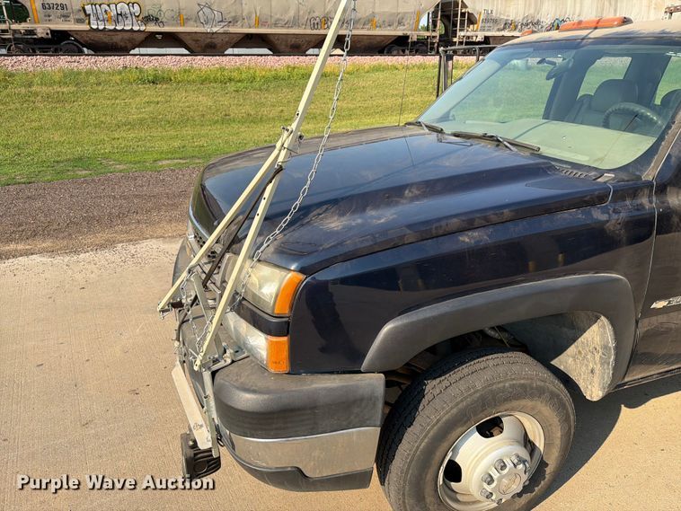 image for item ER1803 2006 Chevrolet Silverado 3500 flatbed pickup truck