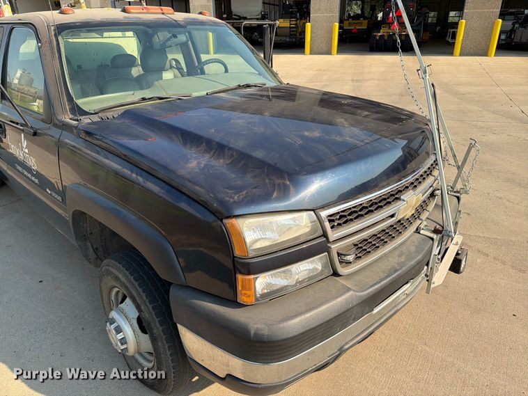 image for item ER1803 2006 Chevrolet Silverado 3500 flatbed pickup truck