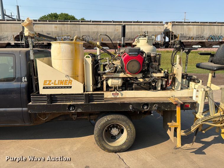 image for item ER1803 2006 Chevrolet Silverado 3500 flatbed pickup truck