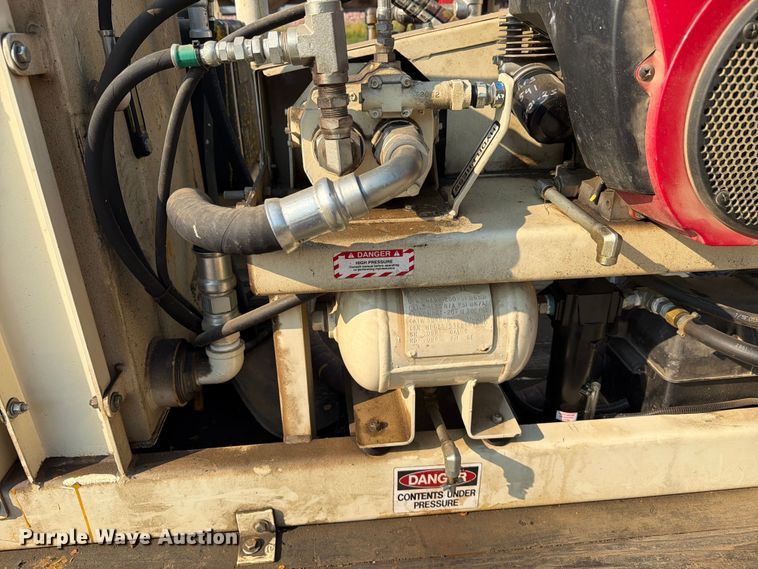 image for item ER1803 2006 Chevrolet Silverado 3500 flatbed pickup truck