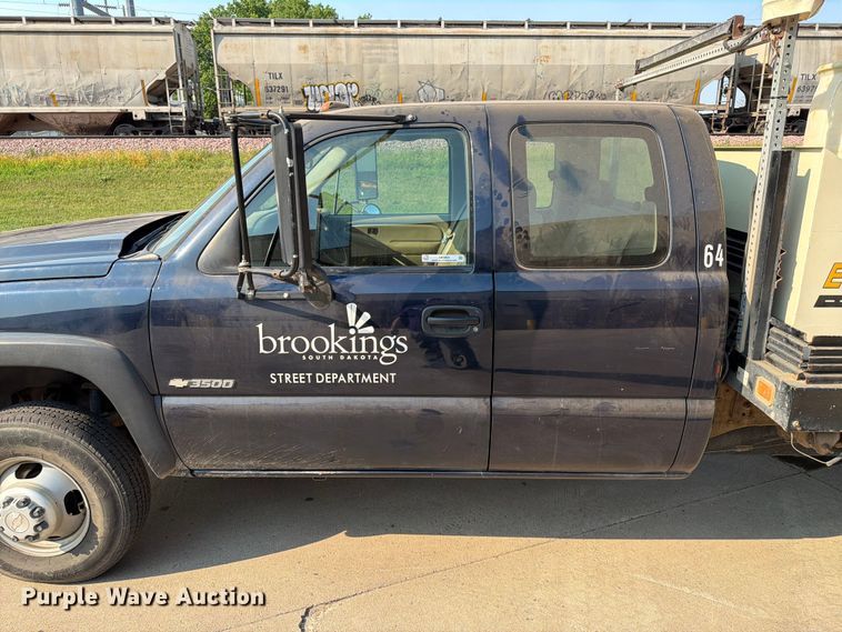image for item ER1803 2006 Chevrolet Silverado 3500 flatbed pickup truck