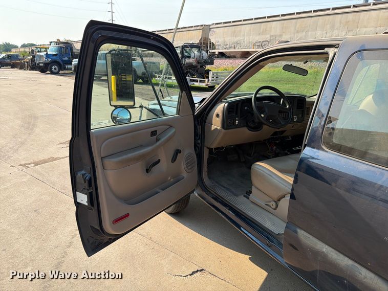 image for item ER1803 2006 Chevrolet Silverado 3500 flatbed pickup truck
