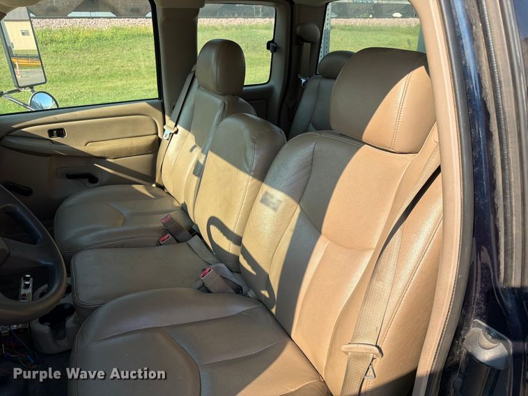image for item ER1803 2006 Chevrolet Silverado 3500 flatbed pickup truck