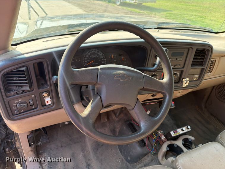 image for item ER1803 2006 Chevrolet Silverado 3500 flatbed pickup truck