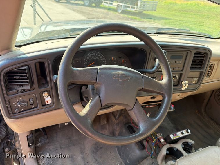 image for item ER1803 2006 Chevrolet Silverado 3500 flatbed pickup truck
