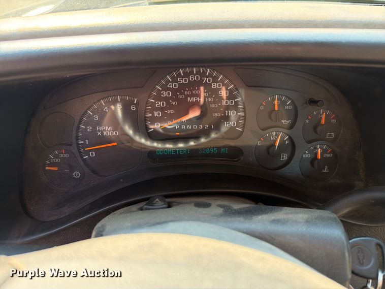 image for item ER1803 2006 Chevrolet Silverado 3500 flatbed pickup truck