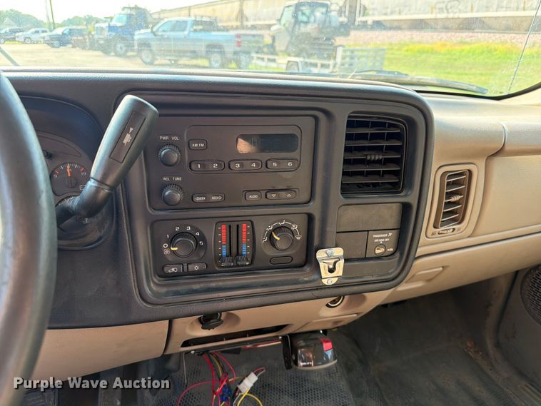 image for item ER1803 2006 Chevrolet Silverado 3500 flatbed pickup truck