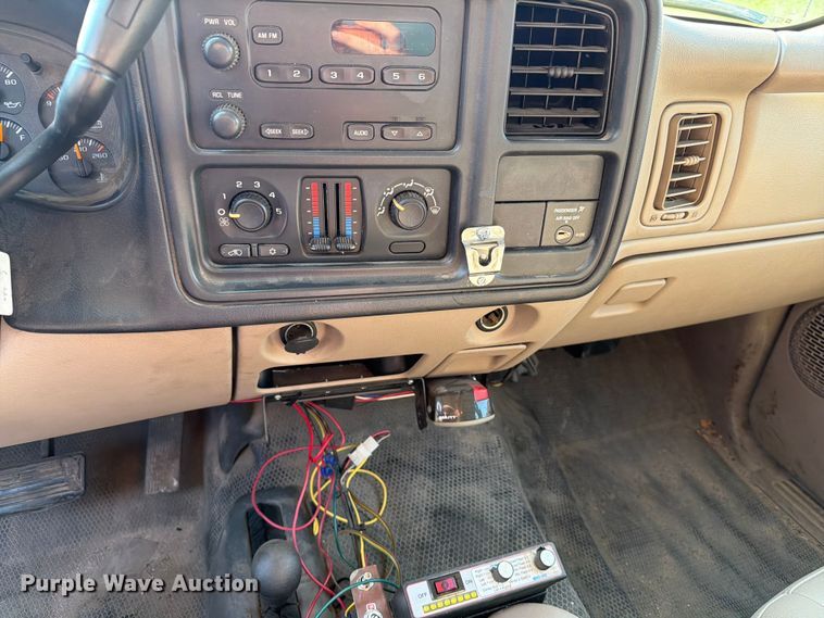 image for item ER1803 2006 Chevrolet Silverado 3500 flatbed pickup truck