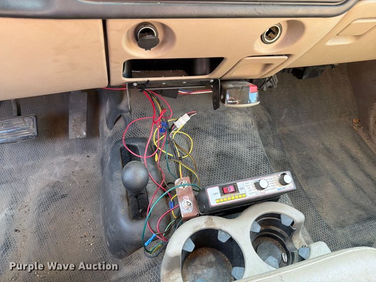 image for item ER1803 2006 Chevrolet Silverado 3500 flatbed pickup truck