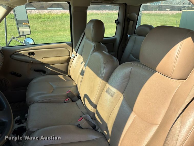image for item ER1803 2006 Chevrolet Silverado 3500 flatbed pickup truck