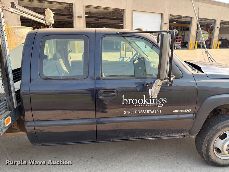 image for item ER1803 2006 Chevrolet Silverado 3500 flatbed pickup truck