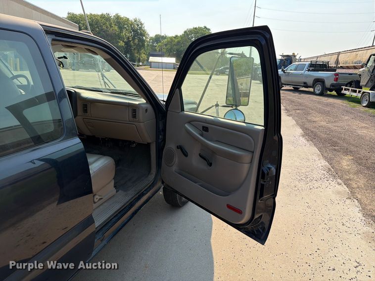 image for item ER1803 2006 Chevrolet Silverado 3500 flatbed pickup truck