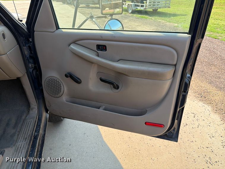 image for item ER1803 2006 Chevrolet Silverado 3500 flatbed pickup truck