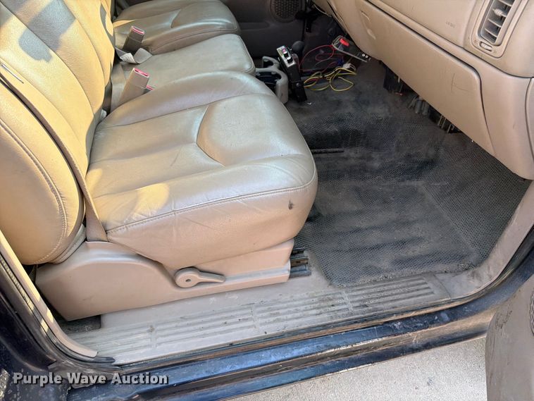 image for item ER1803 2006 Chevrolet Silverado 3500 flatbed pickup truck
