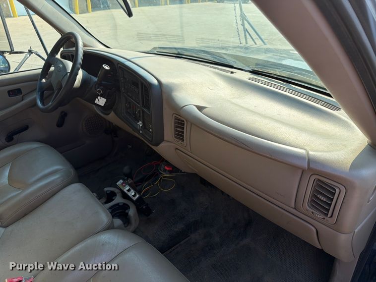 image for item ER1803 2006 Chevrolet Silverado 3500 flatbed pickup truck