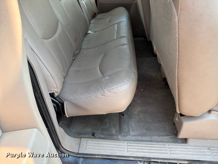 image for item ER1803 2006 Chevrolet Silverado 3500 flatbed pickup truck