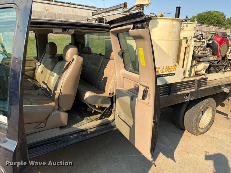 image for item ER1803 2006 Chevrolet Silverado 3500 flatbed pickup truck