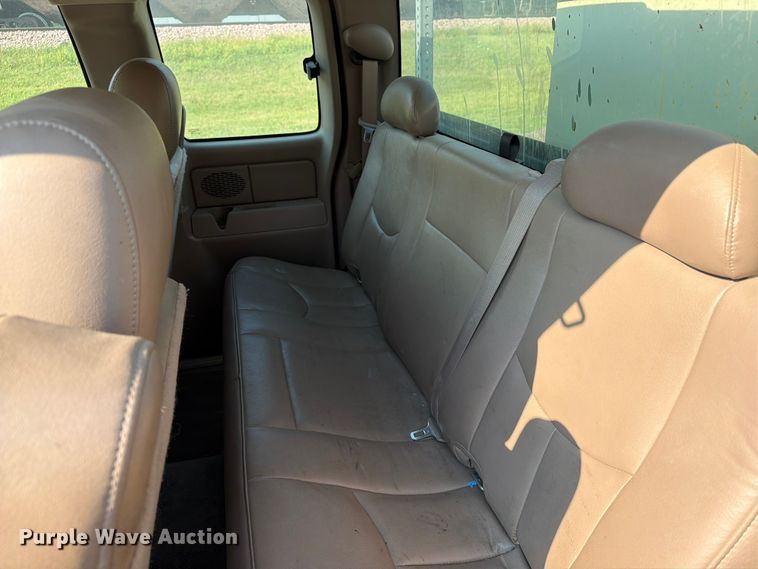 image for item ER1803 2006 Chevrolet Silverado 3500 flatbed pickup truck