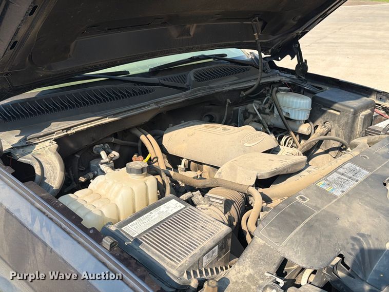 image for item ER1803 2006 Chevrolet Silverado 3500 flatbed pickup truck