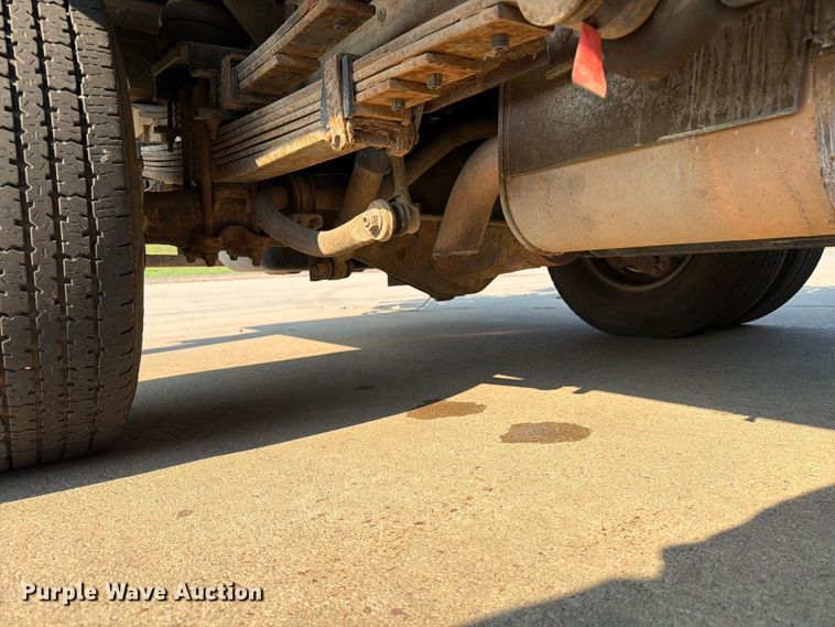 image for item ER1803 2006 Chevrolet Silverado 3500 flatbed pickup truck