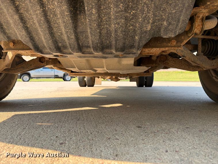 image for item ER1803 2006 Chevrolet Silverado 3500 flatbed pickup truck
