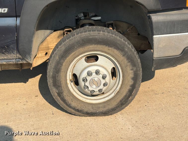 image for item ER1803 2006 Chevrolet Silverado 3500 flatbed pickup truck