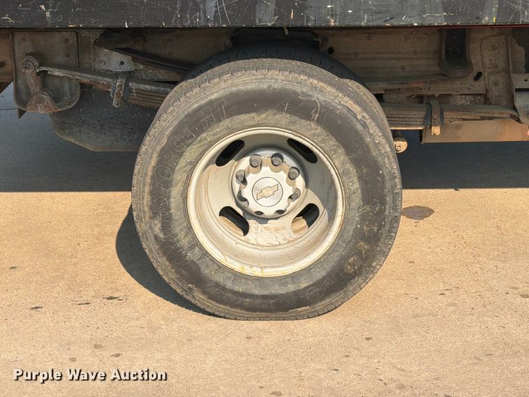 image for item ER1803 2006 Chevrolet Silverado 3500 flatbed pickup truck