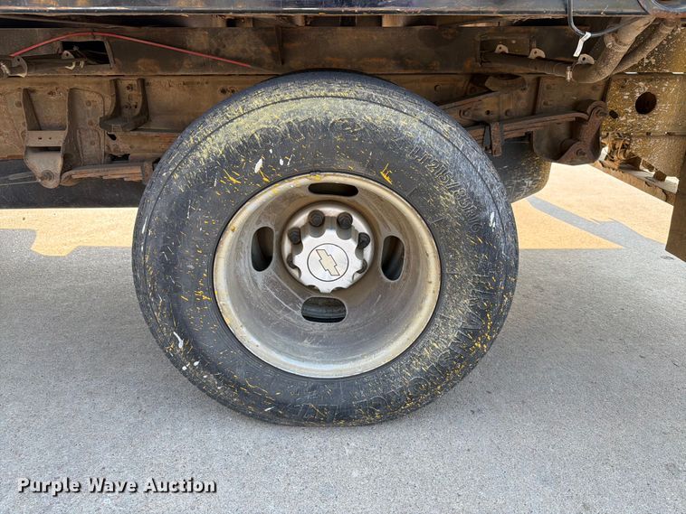 image for item ER1803 2006 Chevrolet Silverado 3500 flatbed pickup truck