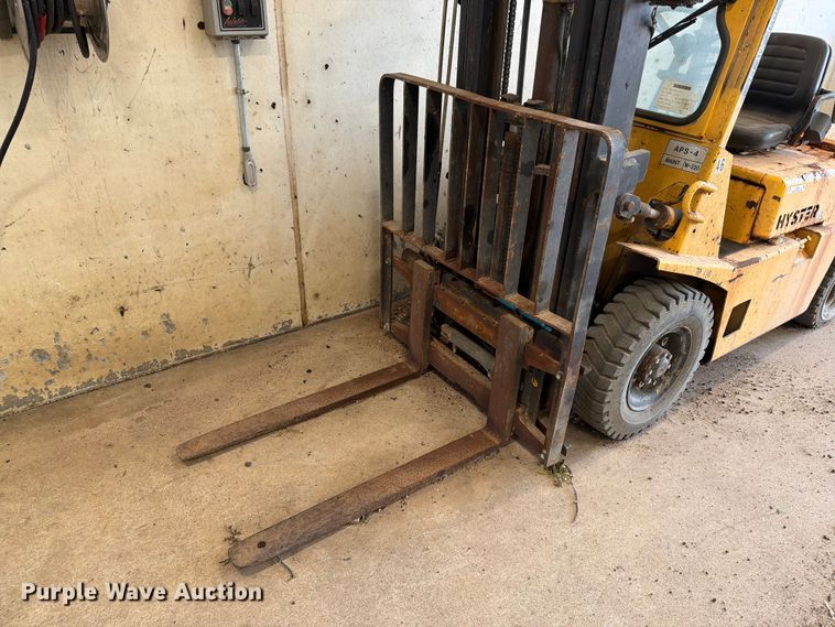 image for item ER1804 Hyster H40-XL-MIL forklift