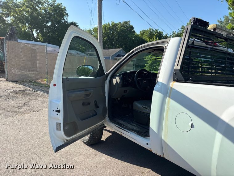 image for item ER3077 2008 Chevrolet Silverado 3500HD pickup truck