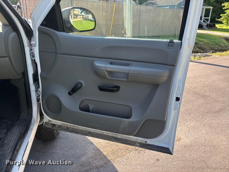 image for item ER3077 2008 Chevrolet Silverado 3500HD pickup truck