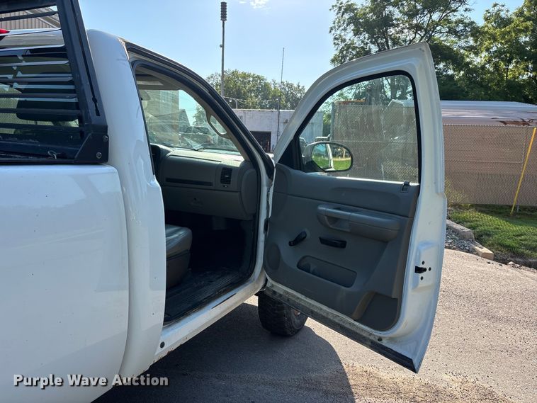 image for item ER3077 2008 Chevrolet Silverado 3500HD pickup truck