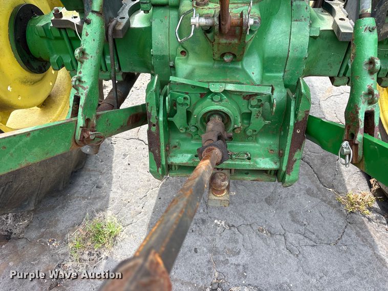 image for item ET0003 1988 John Deere 2155 tractor