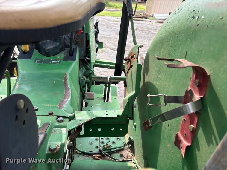 image for item ET0003 1988 John Deere 2155 tractor