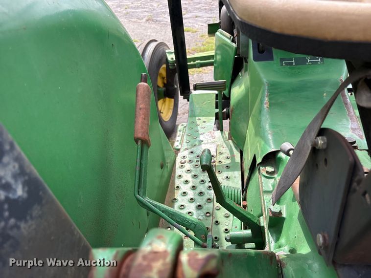 image for item ET0003 1988 John Deere 2155 tractor