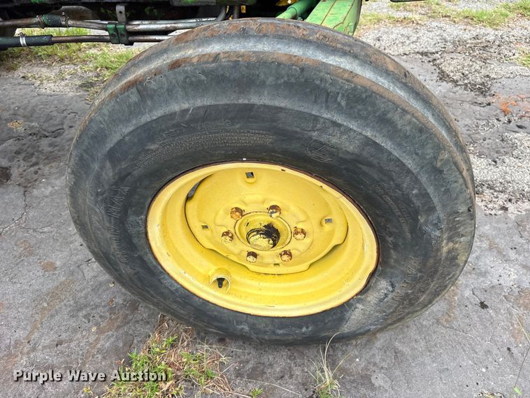 image for item ET0003 1988 John Deere 2155 tractor