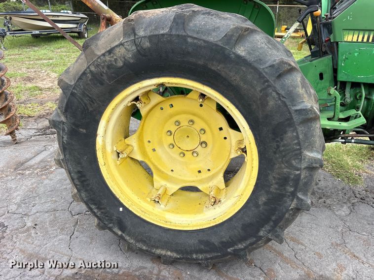 image for item ET0003 1988 John Deere 2155 tractor