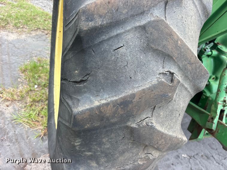image for item ET0003 1988 John Deere 2155 tractor